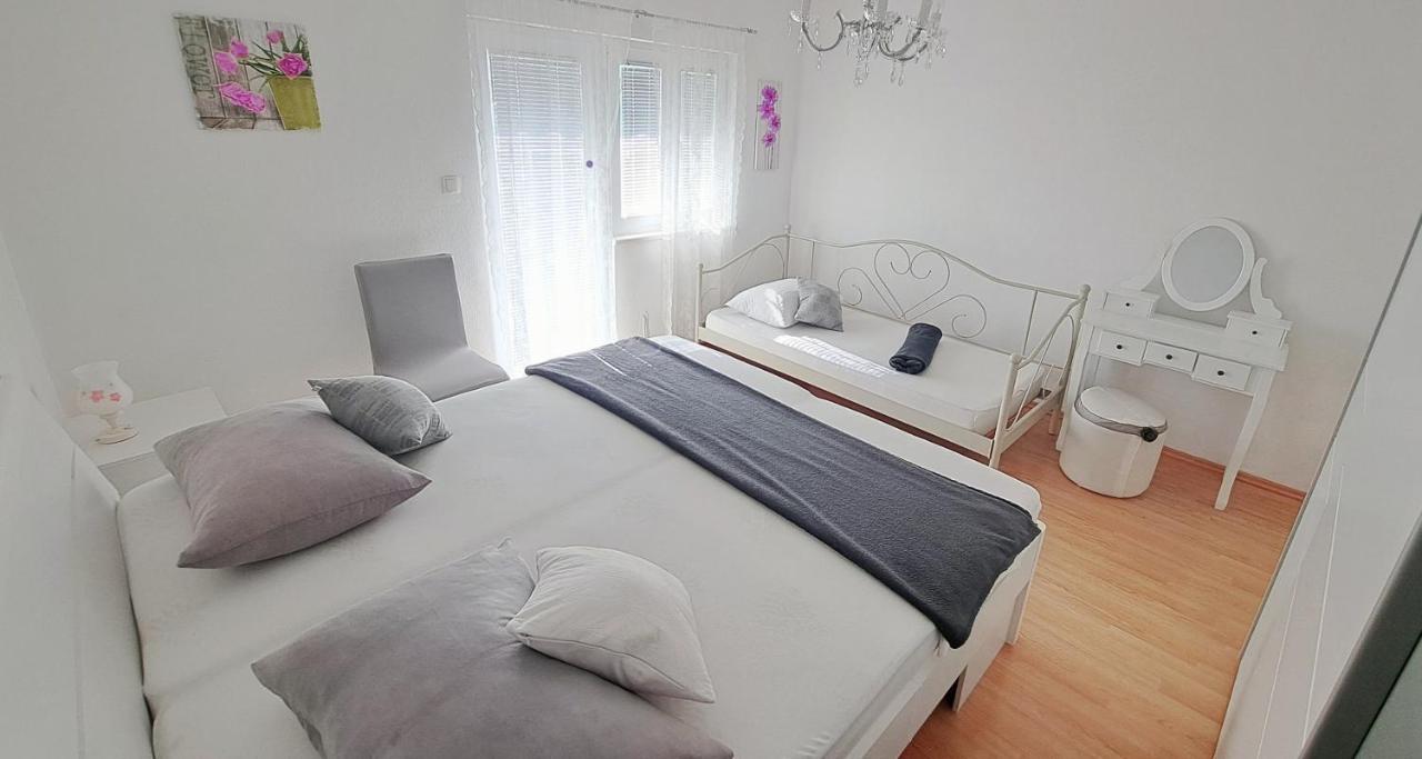 Maria Apartments Каштела Екстер'єр фото